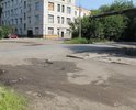 Провалы и ямы на дороге на перекрестке улицы Бердская с переулком Баранчуковский, рядом со зданием по пер. Баранчуковский, 37