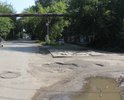 Выбоины и ямы на дорогах на перекрестке улицы Бердская и переулка Баранчуковский. Судя по всему, дорожное покрытие повреждено после коммунальных раскопок.