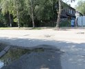 На дороге по улице Войкова у пешеходного перехода напротив детского сада по адресу: ул. Войкова, 82-б образовалась большая яма.