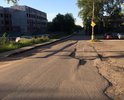 Ямы, выбоины в большом количестве, проседание плиточного основания на перекрёстке улиц Первомайская и Фёдора Абрамова.
