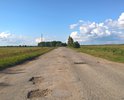 Участок дороги 61К-105 (в районе д. Китово) ремонтировался несколько лет назад выборочно, участки, не затронутые ремонтом, находятся в плохом состоянии.