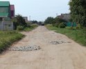 На дороге ямы, засыпанные кирпичами и строительным мусором.