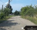 Дорога крайне убитая. Местные жители подсыпают чем могут, чтобы проехать до своего дома.