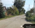 Дорога крайне убитая. Местные жители подсыпают чем могут, чтобы проехать до своего дома.
