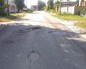Улица Набережная является центральной (главной) улицей микрорайона Восьмерка г. Гусь-Хрустальный Владимирской области. Здесь ходит общественный транспорт (автобус № 6). Городские власти недавно рапортовали о том, что сделали дорогу от 120 дома до пос. Лесного. А вот от начала ул. Набережной (от первых домов, начиная с поворота от стадиона) и по всей протяженности (до конечной остановки автобуса), именно та часть дороги, где наиболее интенсивно ходит транспорт, опасные ямы по 12-15 см глубиной, местами по всей ширине дороги. Не проехать-не пройти. Попав в такую ямину, например,  в дождливую погоду, когда эти "воронки, как после бомбежки" заливает полностью водой, в такой яме можно запросто оставить колесо или навернуться не слабо на том же мотоцикле. Очень опасно!!! Разъехаться машинам невозможно, только по этим зияющим дырам. Живого места скоро на дороге не останется!