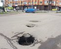 Вся дорога по улице Дмитрова гора требует ремонта, а где улица выходит к военкомату - там 3 сквозные дыры!!!!!