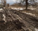 Вкратце: дороги нет. Есть немножко плит, которые жители положили за свой счет, а дальше земля, на которой нет ни песка, ни щебенки, ни асфальта.
Были случаи, когда не могли проехать службы  экстренной помощи "01", "02", "03", благо никто не пострадал.