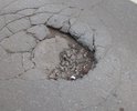 Люк утоплен с одной стороны на 10 см. с другой стороны на 20 см. от высоты кромки дорожного полотна. Кроме того, впечатление, что люк продолжает опускаться глубже. Это по ГОСТам?