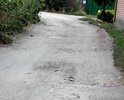 Городская дорога не засыпалась щебнем или даже вторичным асфальтом более 15 лет.