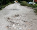 Городская дорога не засыпалась щебнем или даже вторичным асфальтом более 15 лет.