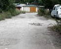Городская дорога не засыпалась щебнем или даже вторичным асфальтом более 15 лет.