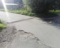 от времени просело дорожное полотно вокруг бетонной трубы ливневой канализации проходящей под дорогой на перекрестке ул. Попова и ул. Матросова, в результате чего образовалась неровность высотой 15-20 см, представляющая серьезную неудобность для движения автомобилей и пешеходов. так же на грани разрушения находится канализационный люк расположенный рядом.