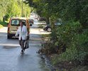Здравствуйте. Обращаюсь к вам с просьбой, даже криком о помощи. У нас в деревне Образцово городского округа Домодедово очень сложная ситуация для движения пешеходов. Две деревни, Образцово и Житнево, находятся друг за другом.  Дорога для проезда автомобилей очень узкая, для того что бы машины разминулись друг с другом, они заезжают на обочину. Весной этого года сделали хороший асфальт, проходящие машины стали объезжать пробки, и соответственно, поток увеличился даже не в два раза. Говорить о том, что машины соблюдают скоростной режим просто глупо. Пешеходам негде ходить!!! У нас  хорошо населенный пункт, много детей, мам с колясками, по границе дороги стадион для детей - прогуляться или сходить в магазин ПРОСТО ОПАСНО!!!! Весной позапрошлого года, в нашей деревне, только на другой дороге без тротуара, на обочине, произошел несчастный, СМЕРТЕЛЬНЫЙ случай с участием бабушки и девочки. И тут же сделали тротуар, поставили светофор. Так для того  чтобы, что то сделали для пешеходов, нужно чтоб что-то произошло? Вчера  с дочкой  шли из магазина. Дочка шла по траве, а я по обочине, и ехавшая машина выбила у меня из рук пакет с продуктами... Сколько оставалось до меня сантиметров?  Произошедшее  движет мной в написании данного письма.  Просим сделать вдоль дороги тротуар для движения пешеходов, обозначить  дополнительными знаками «движение в  жилой зоне» на протяжении всей дороги и установить дополнительные препятствия «лежачий полицейский» для ограничения скорости потока сквозного движения.  Жители двух деревень неоднократно обращались в Краснопутьскую администрацию, и все без толку. Просьбы игнорируют или не слышат? Находят какие-то оправдания... Очень надеюсь, что здесь нас услышат.