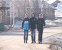 Здравствуйте. Обращаюсь к вам с просьбой, даже криком о помощи. У нас в деревне Образцово городского округа Домодедово очень сложная ситуация для движения пешеходов. Две деревни, Образцово и Житнево, находятся друг за другом.  Дорога для проезда автомобилей очень узкая, для того что бы машины разминулись друг с другом, они заезжают на обочину. Весной этого года сделали хороший асфальт, проходящие машины стали объезжать пробки, и соответственно, поток увеличился даже не в два раза. Говорить о том, что машины соблюдают скоростной режим просто глупо. Пешеходам негде ходить!!! У нас  хорошо населенный пункт, много детей, мам с колясками, по границе дороги стадион для детей - прогуляться или сходить в магазин ПРОСТО ОПАСНО!!!! Весной позапрошлого года, в нашей деревне, только на другой дороге без тротуара, на обочине, произошел несчастный, СМЕРТЕЛЬНЫЙ случай с участием бабушки и девочки. И тут же сделали тротуар, поставили светофор. Так для того  чтобы, что то сделали для пешеходов, нужно чтоб что-то произошло? Вчера  с дочкой  шли из магазина. Дочка шла по траве, а я по обочине, и ехавшая машина выбила у меня из рук пакет с продуктами... Сколько оставалось до меня сантиметров?  Произошедшее  движет мной в написании данного письма.  Просим сделать вдоль дороги тротуар для движения пешеходов, обозначить  дополнительными знаками «движение в  жилой зоне» на протяжении всей дороги и установить дополнительные препятствия «лежачий полицейский» для ограничения скорости потока сквозного движения.  Жители двух деревень неоднократно обращались в Краснопутьскую администрацию, и все без толку. Просьбы игнорируют или не слышат? Находят какие-то оправдания... Очень надеюсь, что здесь нас услышат.