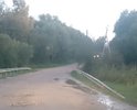 Деревня (поселок) Жерновка находится на самой границе Московской и Тульской областей, то есть две части этой деревни относятся к разным регионам России (деревня - к Московской, поселок - к Тульской). Как следствие, нормальной дороги нет ни со стороны Московской области (асфальтовая дорога обрывается, почему-то, перед въездом в деревню), ни со стороны Тульской области, по которой ближайшая дорога с асфальтовым покрытием, но совершенно разбитая, проложена до поселка Есуковский (то есть в 5 км от поселка Жерновка). Дальше до поселка проехать можно только на настоящем внедорожнике. Самое удивительное, что эта ситуация сложилась не в какой-то "таежной глуши", а в населенном пункте, находящемся всего в 100 км от Москвы.