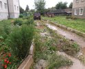 Сдали новый дом г.Калязин Тверская обл.Ул.Коминтерна д.36/27 отчитались за асфальтовое покрытие придомовой территории, на сомом деле вокруг дома лужи по колено и вся ул.Революционная в канавах.А по тротуару в дождливую погоду можно продвигаться только на лодке.