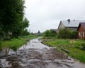 На улице Бирюзовая отсутствует какое-либо твердое покрытие. Весной большую часть улицы затапливает водой по всей ширине, движение пешком возможно только в сапогах