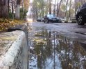 Асфальт во внутреннем дворе от улицы Юлиуса Фучика до улицы Карбышева, от дома 4 корпус 2 просто место для убивания автомобилей и колес. С этой дорогой уже что-то делали несколько раз, и асфальт вырезали квадраы, которые потом так и оставались, и укатывали, но все равно дыры в полотне как были так и есть, постоянные лужи и невозможность проезда для автомобилей и мам с колясками.