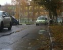 Асфальт во внутреннем дворе от улицы Юлиуса Фучика до улицы Карбышева, от дома 4 корпус 2 просто место для убивания автомобилей и колес. С этой дорогой уже что-то делали несколько раз, и асфальт вырезали квадраы, которые потом так и оставались, и укатывали, но все равно дыры в полотне как были так и есть, постоянные лужи и невозможность проезда для автомобилей и мам с колясками.