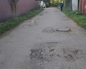 г.Королёв ул.Островского микрорайон Болшево. Участок дороги от нового ЖК "Театральный парк" до платформы Валентиновка. Люди ходят на работу и спотыкаются.Ремонта небыло с 80х годов.