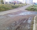 Дорога вся в грязи, невозможно пройти! В дождливый день собирается огромная лужа, а в сухую погоду лужа никогда не высыхает. Администрации города стоит обратить на это внимание, рядом находится школа, ученики всевозможными путями обходят лужи и грязь, но не всегда получается удачно, поскольку по дороге ездят автомобили. Также периодически на данном участке имеет место утечка из подземных коммуникаций, которую соответствующие службы ремонтируют, но не убирают за собой, грязь и песок накапливаются из года в год. В осенние и весенние дни по улице невозможно пройти, так как на данном участке тротуаров не предусмотрено. Необходимо вычистить дорогу от грязи и песка; ямы, где собирается вода - залатать; траву подстричь. Дополнительно, надо решить вопрос с тротуаром. Это не безопасно, когда ученики идут в школу по дороге.