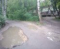 Дороги рядом с железнодорожной станцией Фабрика им. 1 мая практически нет! Площадь ям больше, чем площадь дорожного покрытия. Тротуаров нет, ямы невозможно обойти даже по обочине. И это ж/д станция, где поток людей и машин не иссякает!