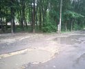 Дороги рядом с железнодорожной станцией Фабрика им. 1 мая практически нет! Площадь ям больше, чем площадь дорожного покрытия. Тротуаров нет, ямы невозможно обойти даже по обочине. И это ж/д станция, где поток людей и машин не иссякает!
