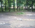 Дороги рядом с железнодорожной станцией Фабрика им. 1 мая практически нет! Площадь ям больше, чем площадь дорожного покрытия. Тротуаров нет, ямы невозможно обойти даже по обочине. И это ж/д станция, где поток людей и машин не иссякает!