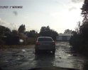 Абсолютно разбитая асфальтовая дорога. Множественные ямы, достигающие до полной ширины дороги, глубиной до 20 см, после сильного дождя непролазна. 
В последние 20 лет вообще не ремонтировалась! Колдобины засыпались силами местных жителей - строительным мусором, землей и т д.Это было необходимо, что бы просто проехать. Дорога не убирается в зимнее время. 
Городская администрация отказалась проводить ремонт данного участка дороги от ул Набережная до д № 7 по ул Охотничья, мотивируя тем, что "здесь ходят лесовозы".
Данный отрезок дороги - единственная связь между жилыми домами ул Охотничья и городом. К нам отказываются ездить такси, скорая не берет больных, т к они просто скатываются с носилок при пересечении участка с ямами. Если понадобится пожарная машина.... это будет....