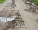 Дорога не ремонтировалась лет 20. Даже не латали дыры. С каждым городом всё хуже. Очень тяжело ходить по ней пешком. Много луж. Обувь всегда грязная и мокрая. Иногда стали пускать гусеничный трактор. Дорога стала широкая в некоторых местах. Люди пытаются объехать нескончаемые ямы.