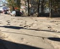 Дорога, по которой ездит ОБЩЕСТВЕННЫЙ ТРАНСПОРТ, полностью убита, там даже велосипеду сложно проехать. Несколько ям засыпаны щебенкой, но это не ремонт