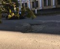 Дорога, по которой ездит ОБЩЕСТВЕННЫЙ ТРАНСПОРТ, полностью убита, там даже велосипеду сложно проехать. Несколько ям засыпаны щебенкой, но это не ремонт
