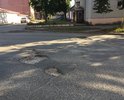 Дорога, по которой ездит ОБЩЕСТВЕННЫЙ ТРАНСПОРТ, полностью убита, там даже велосипеду сложно проехать. Несколько ям засыпаны щебенкой, но это не ремонт