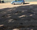 Дорога, по которой ездит ОБЩЕСТВЕННЫЙ ТРАНСПОРТ, полностью убита, там даже велосипеду сложно проехать. Несколько ям засыпаны щебенкой, но это не ремонт