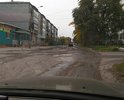 Улицу Волочаевскую разрыли и сняли асфальт в 2016 году при прокладке ливневой канализации. Однако отремонтировать улицу или хотя бы заложить в бюджет средства для ее восстановления (по заявлению представителя городской администрации) забыли.
Поэтому в центре города теперь проселочная дорога, с ухабами и пылью.