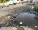 Дорога в ужасном состоянии. Открытые канализационные люки. Виднеются остатки асфальта. И это центр города