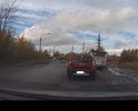 Участок дороги по ул. Кирова г. Воскресенска в ужасном состоянии. Ямы на всем протяжении отмеченного участка. Размеры ям таковы, что не все легковые машины смогут там вообще проехать. При этом это единственная дорога, по которой можно объехать два подряд стоящих железнодорожных переезда, разделяющих город на две части и с достаточно интенсивным использованием для проезда и стоянки поездов. Переезды часто бывают закрыты по несколько часов. Даже ямочный ремонт дороги производился более трех лет назад.