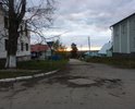 Разбитая дорога, без тротуаров, много грязи