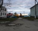 Разбитая дорога, без тротуаров, много грязи