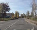Множественные небольшие но глубокие ямы. Особенно много у поворотов, светофора и на выезде к переезду с этой улицы.