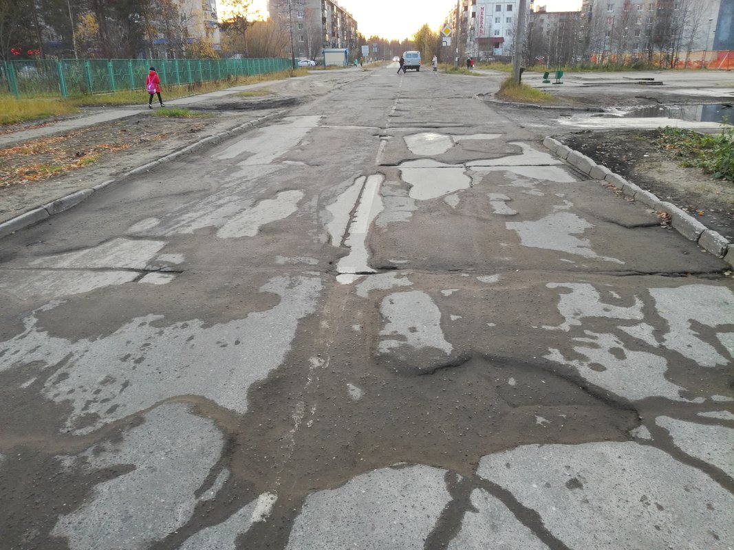 Дороги здесь. Дороги в городе Печора. Печора улица Космонавтов. Печора Коми улица Космонавтов.