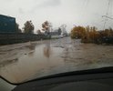Отсутствует твердое покрытие, грунт весь в ямах, дренажа и водоотвода нет, грязь