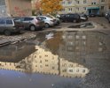 Во дворе дома огромная яма (озеро) длинной несколько метров и глубиной см15!