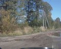 К сожалению, на местной карте эта улица ошибочно помечена как "Набережная".
Проблемный участок - от поворота от ул Набережная до моста.
Дорога была построена в советское время и в темные времена 90-х и 2000-х не ремонтировалась ни разу! Кроме того, она не обслуживается - не очищается от мусора и снега, не посыпается реагентами.
Между тем, это обычная городская дорога - к ул Охотничья. ЖИЛОЙ улице города Гусь-Хрустальный!
Проблемный участок дороги - не более 500 м, но что бы проехать эти 500 м приходится преодолевать ямины глубиной свыше 20 см, шириной до всей длины дороги! Ямы просто бесчислены и несчетны!
Администрация г Гусь-Хрустальный отказалась производить хоть какой-то ремонт, ссылаясь на то, что здесь ходят лесовозы. Аргумент просто железный!!!!!!!!!!!!!
Местные жители, что бы хоть как-то проехать, засыпают самостоятельно дорогу строительным мусором, щебенкой, кирпичами... У кого что есть!
Администрации на нас плевать! ГИБДД тоже! Все запросы кончаются " вынесено предписание" и т д или вообще не отвечают на запрос.
К нам не ездят такси. Скорая также отказывается провозить по этому участку лежачих больных, т к они падают с носилок! Страшно, если потребуется пожарная машина. Она доедет?????