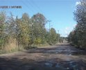 К сожалению, на местной карте эта улица ошибочно помечена как "Набережная".
Проблемный участок - от поворота от ул Набережная до моста.
Дорога была построена в советское время и в темные времена 90-х и 2000-х не ремонтировалась ни разу! Кроме того, она не обслуживается - не очищается от мусора и снега, не посыпается реагентами.
Между тем, это обычная городская дорога - к ул Охотничья. ЖИЛОЙ улице города Гусь-Хрустальный!
Проблемный участок дороги - не более 500 м, но что бы проехать эти 500 м приходится преодолевать ямины глубиной свыше 20 см, шириной до всей длины дороги! Ямы просто бесчислены и несчетны!
Администрация г Гусь-Хрустальный отказалась производить хоть какой-то ремонт, ссылаясь на то, что здесь ходят лесовозы. Аргумент просто железный!!!!!!!!!!!!!
Местные жители, что бы хоть как-то проехать, засыпают самостоятельно дорогу строительным мусором, щебенкой, кирпичами... У кого что есть!
Администрации на нас плевать! ГИБДД тоже! Все запросы кончаются " вынесено предписание" и т д или вообще не отвечают на запрос.
К нам не ездят такси. Скорая также отказывается провозить по этому участку лежачих больных, т к они падают с носилок! Страшно, если потребуется пожарная машина. Она доедет?????