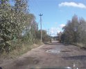 К сожалению, на местной карте эта улица ошибочно помечена как "Набережная".
Проблемный участок - от поворота от ул Набережная до моста.
Дорога была построена в советское время и в темные времена 90-х и 2000-х не ремонтировалась ни разу! Кроме того, она не обслуживается - не очищается от мусора и снега, не посыпается реагентами.
Между тем, это обычная городская дорога - к ул Охотничья. ЖИЛОЙ улице города Гусь-Хрустальный!
Проблемный участок дороги - не более 500 м, но что бы проехать эти 500 м приходится преодолевать ямины глубиной свыше 20 см, шириной до всей длины дороги! Ямы просто бесчислены и несчетны!
Администрация г Гусь-Хрустальный отказалась производить хоть какой-то ремонт, ссылаясь на то, что здесь ходят лесовозы. Аргумент просто железный!!!!!!!!!!!!!
Местные жители, что бы хоть как-то проехать, засыпают самостоятельно дорогу строительным мусором, щебенкой, кирпичами... У кого что есть!
Администрации на нас плевать! ГИБДД тоже! Все запросы кончаются " вынесено предписание" и т д или вообще не отвечают на запрос.
К нам не ездят такси. Скорая также отказывается провозить по этому участку лежачих больных, т к они падают с носилок! Страшно, если потребуется пожарная машина. Она доедет?????
