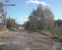 К сожалению, на местной карте эта улица ошибочно помечена как "Набережная".
Проблемный участок - от поворота от ул Набережная до моста.
Дорога была построена в советское время и в темные времена 90-х и 2000-х не ремонтировалась ни разу! Кроме того, она не обслуживается - не очищается от мусора и снега, не посыпается реагентами.
Между тем, это обычная городская дорога - к ул Охотничья. ЖИЛОЙ улице города Гусь-Хрустальный!
Проблемный участок дороги - не более 500 м, но что бы проехать эти 500 м приходится преодолевать ямины глубиной свыше 20 см, шириной до всей длины дороги! Ямы просто бесчислены и несчетны!
Администрация г Гусь-Хрустальный отказалась производить хоть какой-то ремонт, ссылаясь на то, что здесь ходят лесовозы. Аргумент просто железный!!!!!!!!!!!!!
Местные жители, что бы хоть как-то проехать, засыпают самостоятельно дорогу строительным мусором, щебенкой, кирпичами... У кого что есть!
Администрации на нас плевать! ГИБДД тоже! Все запросы кончаются " вынесено предписание" и т д или вообще не отвечают на запрос.
К нам не ездят такси. Скорая также отказывается провозить по этому участку лежачих больных, т к они падают с носилок! Страшно, если потребуется пожарная машина. Она доедет?????