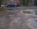 ул Добролюбова недавно была полностью "отремонтирована" укладкой нового асфальта.
НО: на нее теперь невозможно выехать от д № 8, 6,4 по ул Добролюбова.
Почему? Дорожники просто подняли полотно дороги, не удосужившись сделать съезды к парковке, во дворы, на ул Менжинского и Кравчинского.
Машина получает ощутимый удар при спуске в эти дворы и улицы, выехать на дорогу оттуда можно только "прыжком". Если считать никудышный обзор дороги из-за кустов, высокой травы и припаркованных рядом машин, ваш прыжок может оказаться смертельным.
Как же БЕЗОПАСНОСТЬ движения?
Полотно дороги поднято местами более чем на 10 см!!!!!