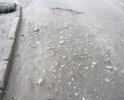 Разрушение асфальта и ямы на дороге во дворе дома по ул. Братьев Касимовых, 40
