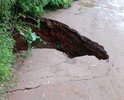 Ужасное состояние дороги на две деревни Верхние Малюганы и Окишевы, проживает более 60 семей. Гора проблемная. По осени и весне не могут проехать ни скорая, ни пожарная, ни жители. 
Люди закупают строй-лом за свои деньги… чтобы она не уплывала…глава Кирово-Чепецкого района не дают даже грейдер.